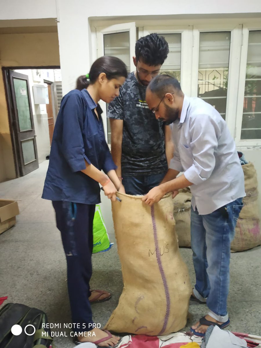 hands_thathelp's tweet photo. Sorting is done for another batch of clothes!!! Thanks for all your generous donation!!!😄😄😄 These will bring smiles to the needy ones 😊😊 @GurukoolM @Mamc_ama @Neelam21183701 @MamcRda https://t.co/KIIhV2J4LY