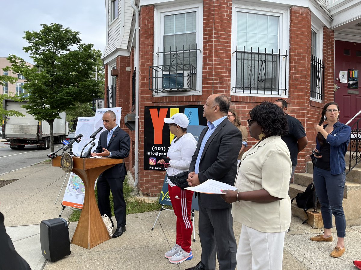ProvPlanning's tweet photo. From Mayor @Jorge_Elorza: “the City continues to make huge strides in making our streets safe, healthy, and vibrant. With improvements to ‘La Broa’ and other streets like it, we are starting to see the bigger picture…” #LaBroa #GreatStreets #ViaPVD https://t.co/fQlWRpIaoS