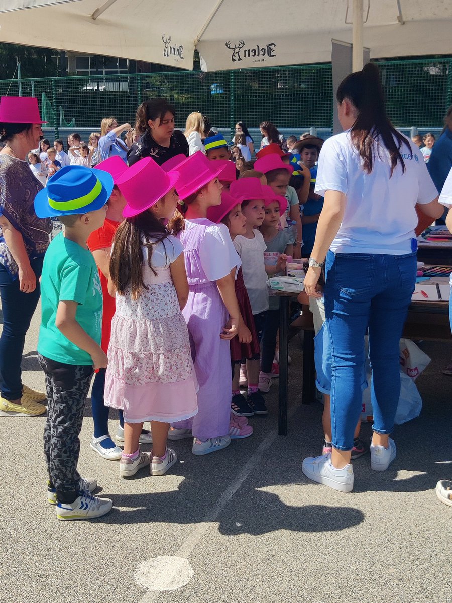 LarissaBruun's tweet photo. Today at Jovan Cvijic primary school in Zubin Potok, 👦👧🏾👧🏼🧒🏼🧒🏽 from all schools in the municipality gathered to celebrate their day.
On this #ChildrensDay2022, it's critical to keep children first in line for investment, last in line for cuts; read more➡️ https://t.co/XhWYjepeaV https://t.co/GHBMSHdXeH