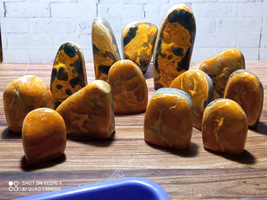 SintiaAti's tweet photo. @Annabtlouise Bumblebee jasper https://t.co/fYd1CYYibZ