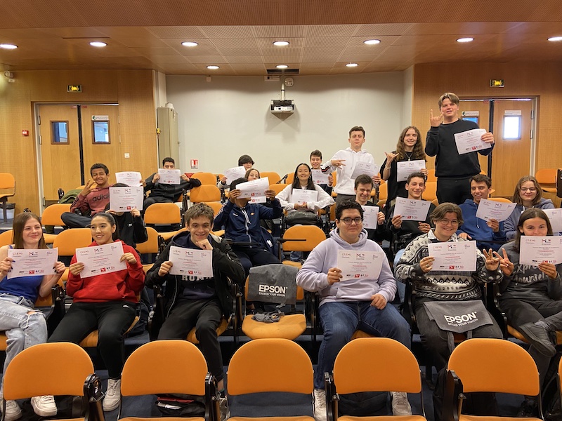 clemiversailles's tweet photo. 🥇 1er : TRANSMiSSiON(S), avec "TOUS ÉGAUX - Les [excellents] tutos qui se mettent les sexistes à dos !", spécial maquillage, #égalité et #stereotypes !
Lycée polyvalent Gustave Eiffel, @villederueil (92) 
#Tolerance !

🎧 Tous les épisodes ici : https://t.co/0aee7K0WLT https://t.co/Hkc8FKTALg
