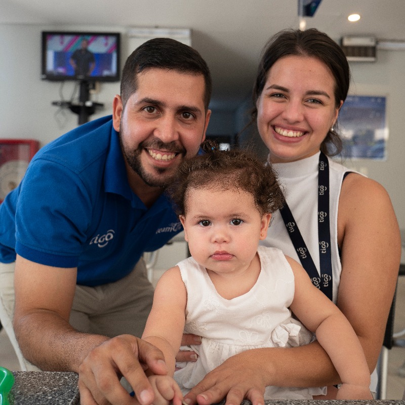 UNICEFParaguay's tweet photo. Felicidad 😊
Cansancio 😅
Preocupación 😕

Convertirse en madre o padre puede producir una cantidad de emociones diferentes. Por eso te compartimos consejos de nuestros expertos para controlar el estrés y favorecer el bienestar de tu bebé. #EnMiMente #MesDeLaCrianza