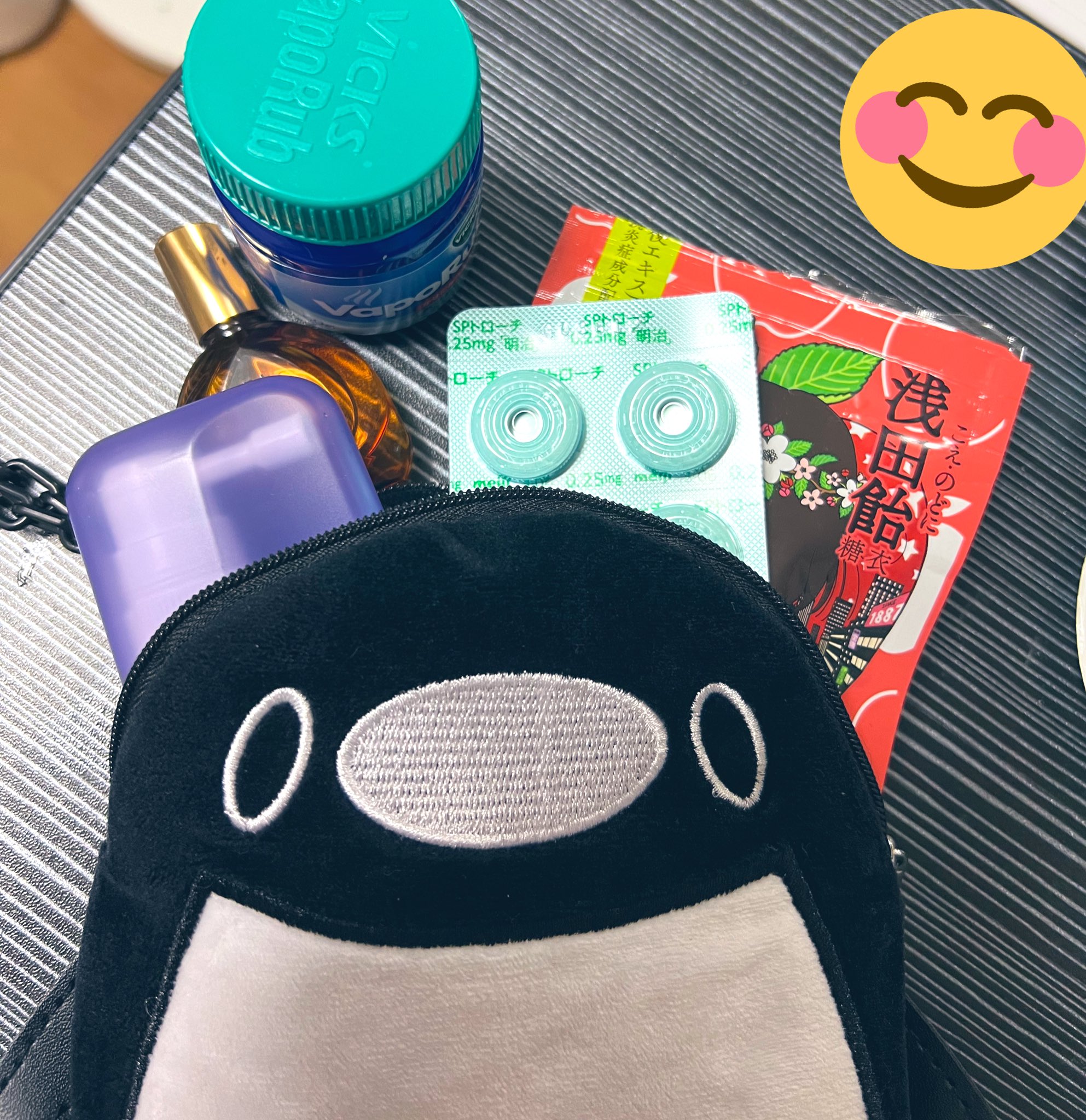 蒼煉aono Asura鯖 とりあえず 仕事の時に下げてみる事にしてみた 介護士で事務を兼任しているのに 喉風邪で声がかすれ 老人との会話や電話対応で 喉を酷使し 咳が止まらない私の 必需品を入れようと思う そして手触りが良いので たまに撫で撫でして