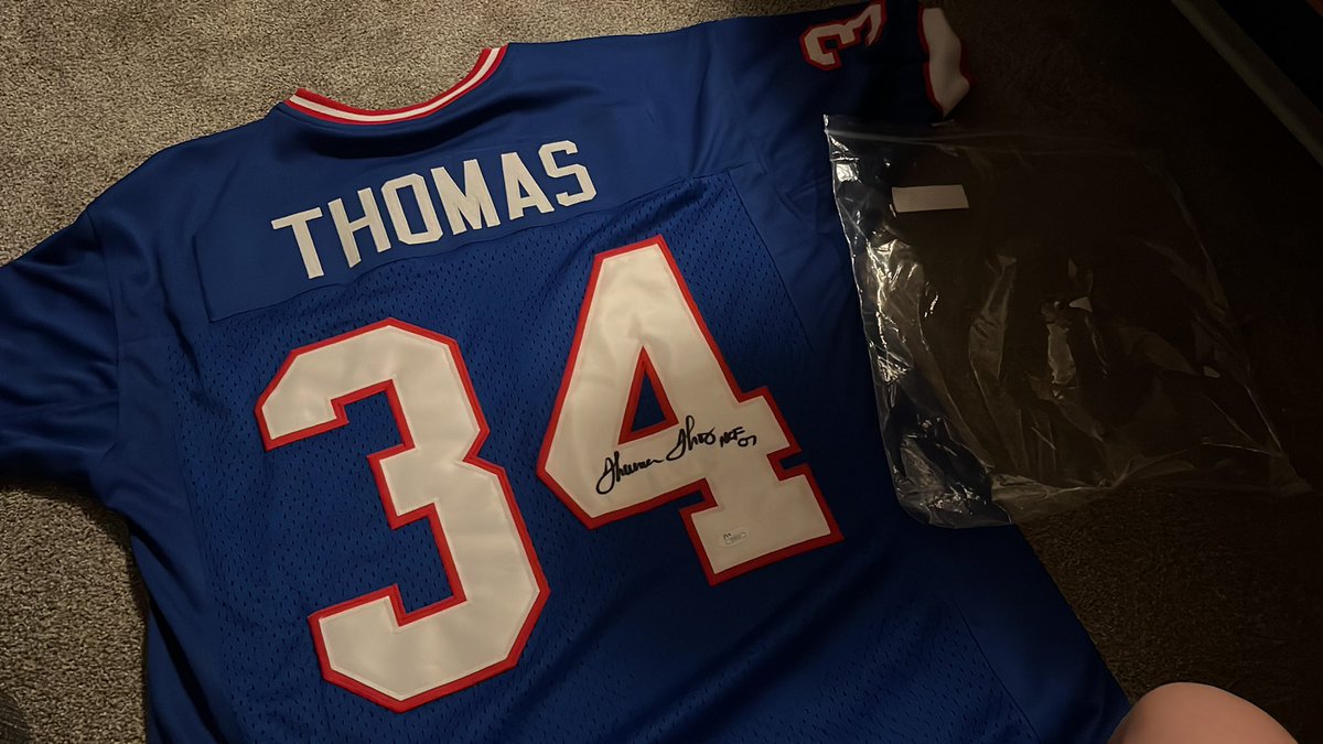 warloc6's tweet photo. My boy @cade_weeldreyer reached out to me because he wants to bless someone in #BillsMafia with this autographed XXL Thurman Thomas jersey🔥. He asked me to give it away. For his generosity follow this man. All you have to do is retweet this. Top 20 at 7pm. Winner at 9. Go Bills! https://t.co/BIN3w0HPeB