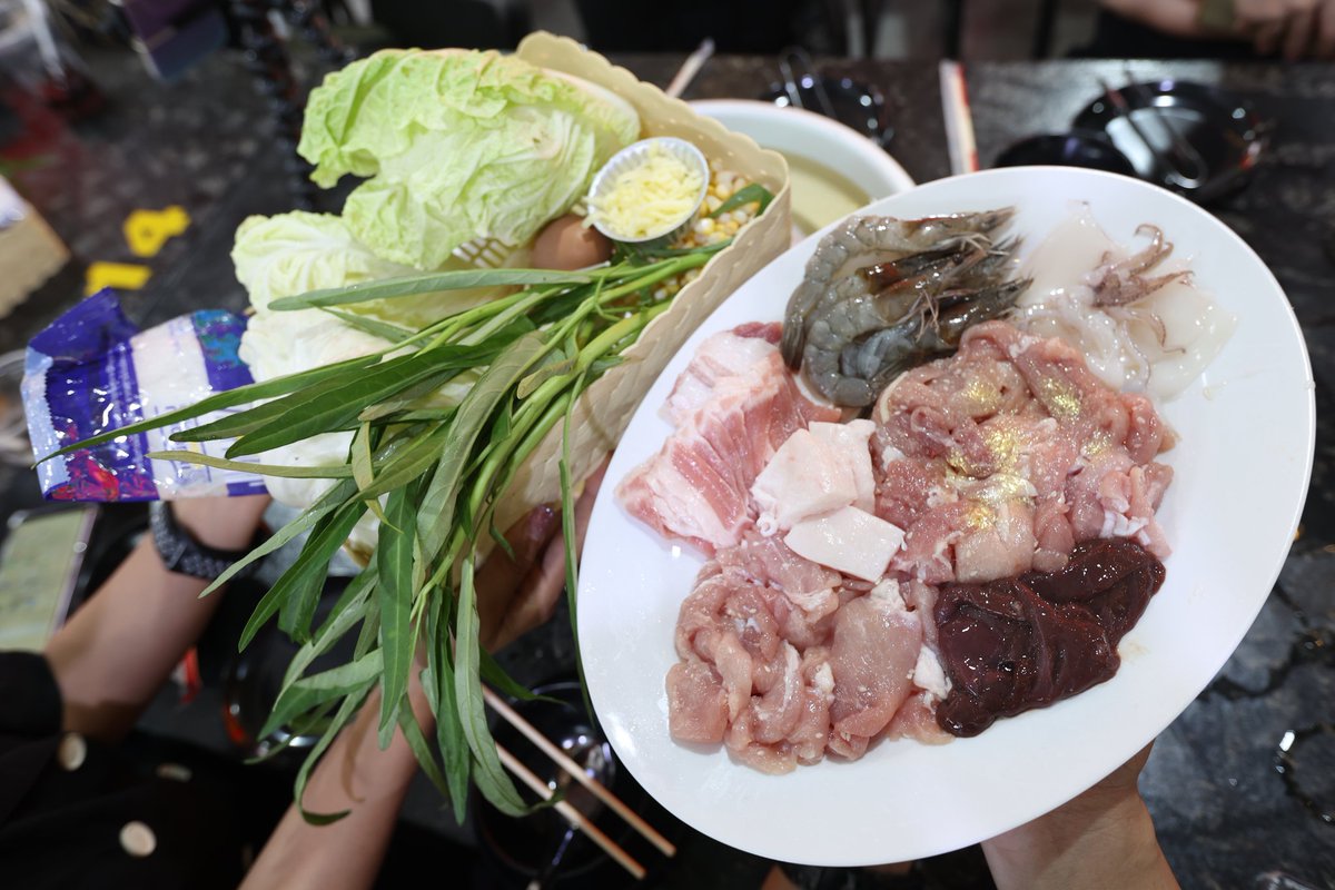 lekaround's tweet photo. นี่เซ็ตกินเอาตาย https://t.co/ZQKCKj7pn4
