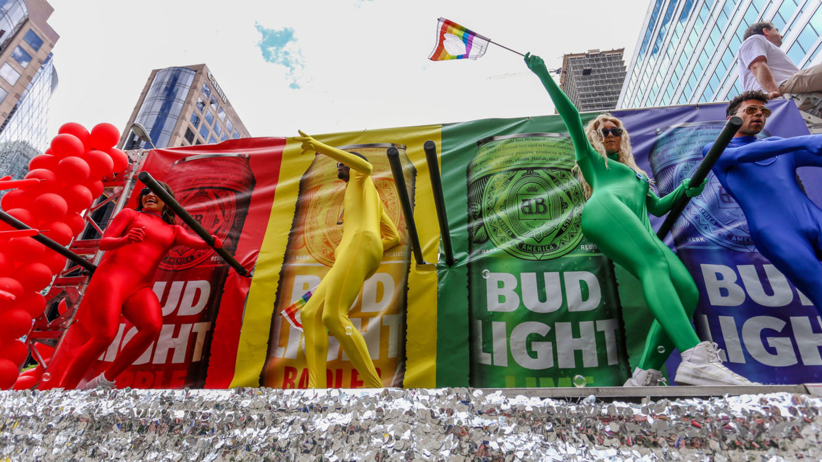 katefoxdrph's tweet photo. HAPPY #PRIDE !! Getting ready for a month filled with #rainbowcapitalism by highlighting some of my favorites from the past. Truly #homoestas has to be one of the funniest/most horrific ads of all time @chipotletweets
#QueerRevolution NOT #RainbowCapitalism https://t.co/O2p6esWs3M
