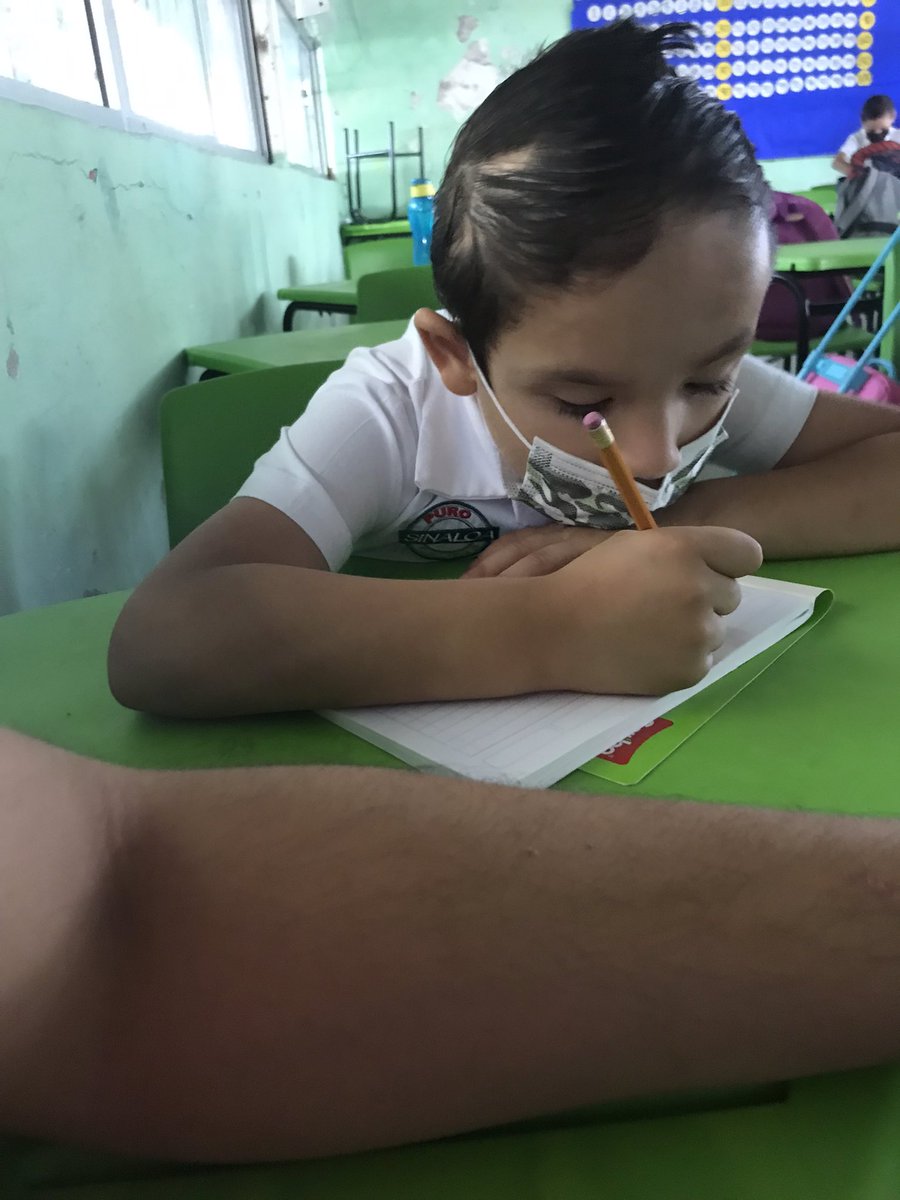 Hoy me tocó ser acompañante sombra para un niña que suspendieron de la escuela (va en 1ro de primaria)