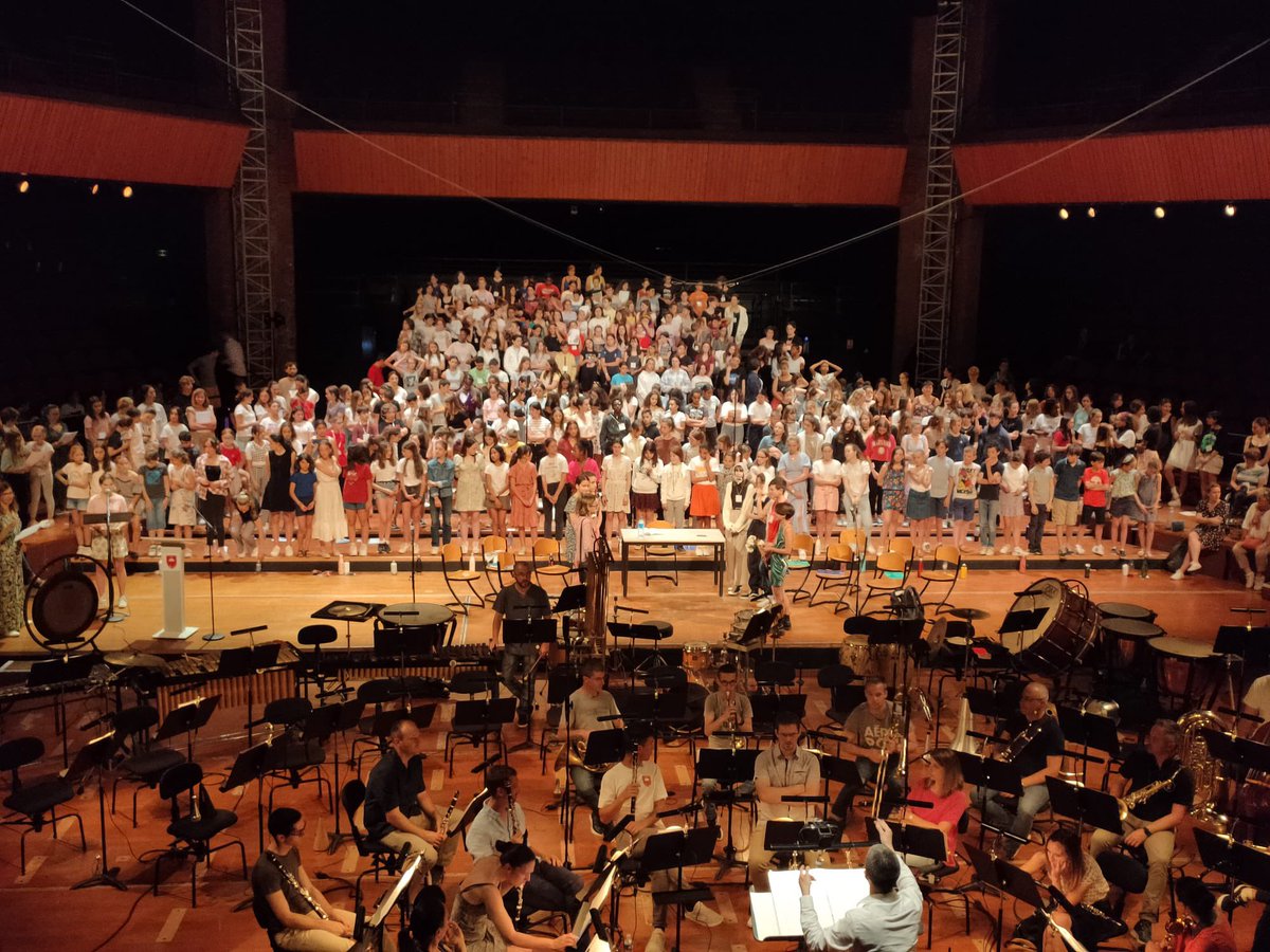 #EAC #Chantchoral Repetition générale pour le concert du Trinôme académique à la <a href="/halleauxgrains/">Halle aux Grains</a>. 400 choristes issus de 17 collèges de <a href="/actoulouse/">Académie de Toulouse</a> accompagnés par la <a href="/musiquePara/">Musique des Parachutistes</a>. Dans quelques heures,  ! <a href="/IHEDN/">IHEDN</a> <a href="/DMD31/">diane</a> <a href="/Toulouse/">Toulouse - Mairie et Métropole</a> #DRAAF