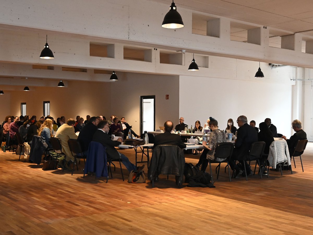 RathausHB_news's tweet photo. Zentrum für Kunst im #Tabakquartier geht in die Umsetzung: Kulturdeputation informiert sich über den neuesten Stand. Bürgermeister Bovenschulte: "Mit diesem Schritt erschließt #Bremen den professionellen Kulturschaffenden neue Räume und Chancen. Wir haben also gute Gründe für... https://t.co/1qw7oJthAE