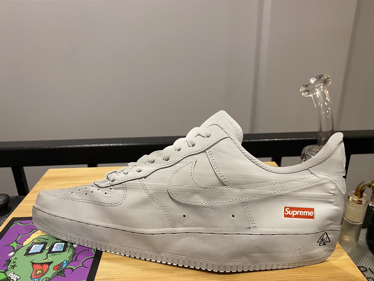 CoffeeBudzNFT's tweet image. Smoking that fire out of this INSANE #Supreme x #Airforce1 Bag 😱🔥

Bag artwork getting nutty! #notashoe #smokingfire
