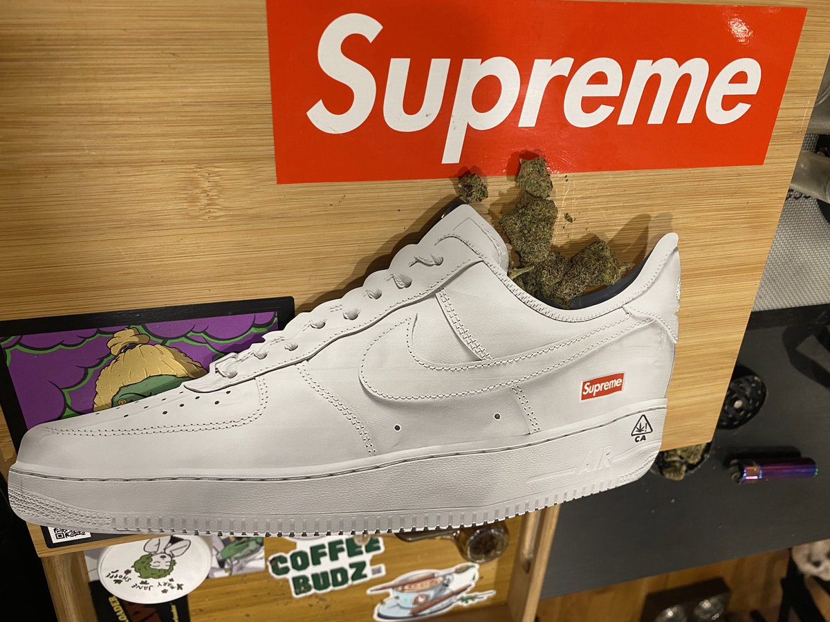 CoffeeBudzNFT's tweet image. Smoking that fire out of this INSANE #Supreme x #Airforce1 Bag 😱🔥

Bag artwork getting nutty! #notashoe #smokingfire