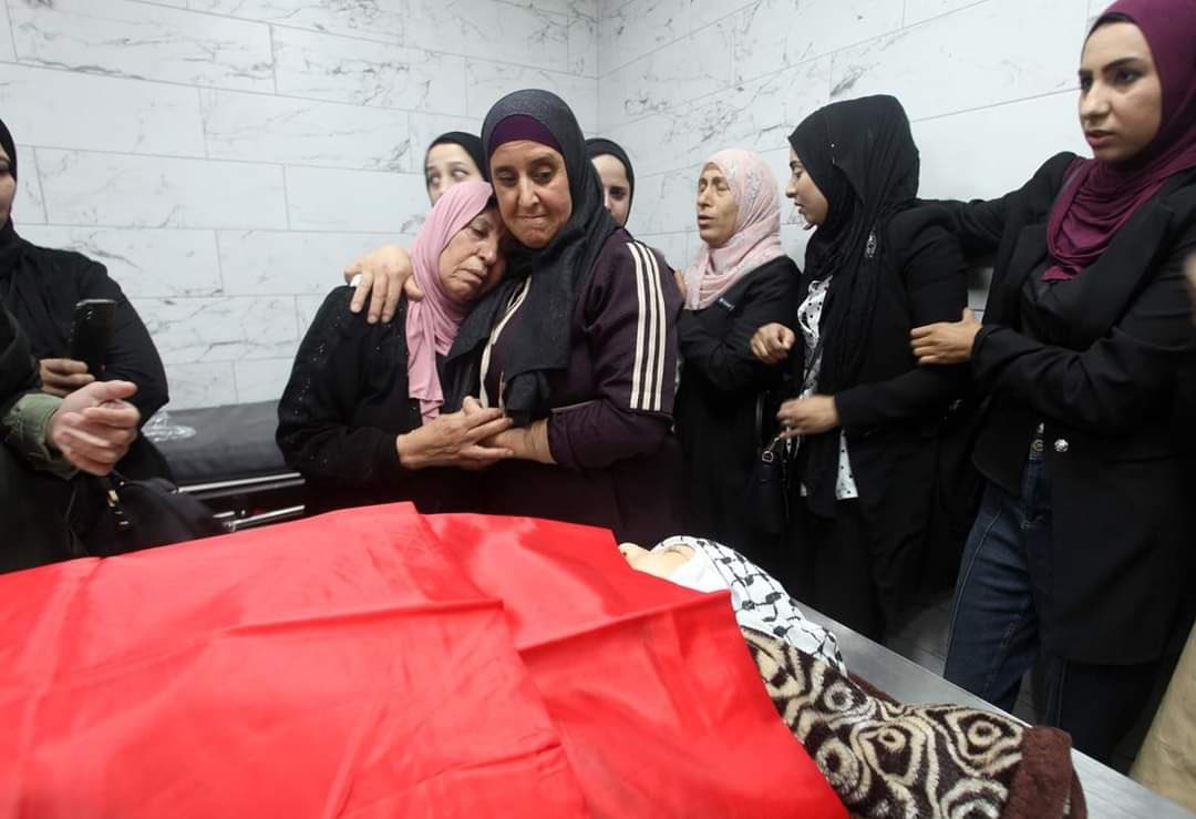 HawariAndre's tweet photo. يد الغدر الصهيونية تطال صوتاً آخر من أصوات الحق الفلسطيني باغتيال الصحفية الشابة الأسيرة المحررة غفران وراسنة بدم بارد في مخيم العروب قضاء الخليل أثناء قيامها بواجبها الصحفي في نقل الأحداث هناك.. 
هل ستتم المطالبة بلجنة تحقيق في اغتيال غفران؟ https://t.co/o8QPkQCdlx