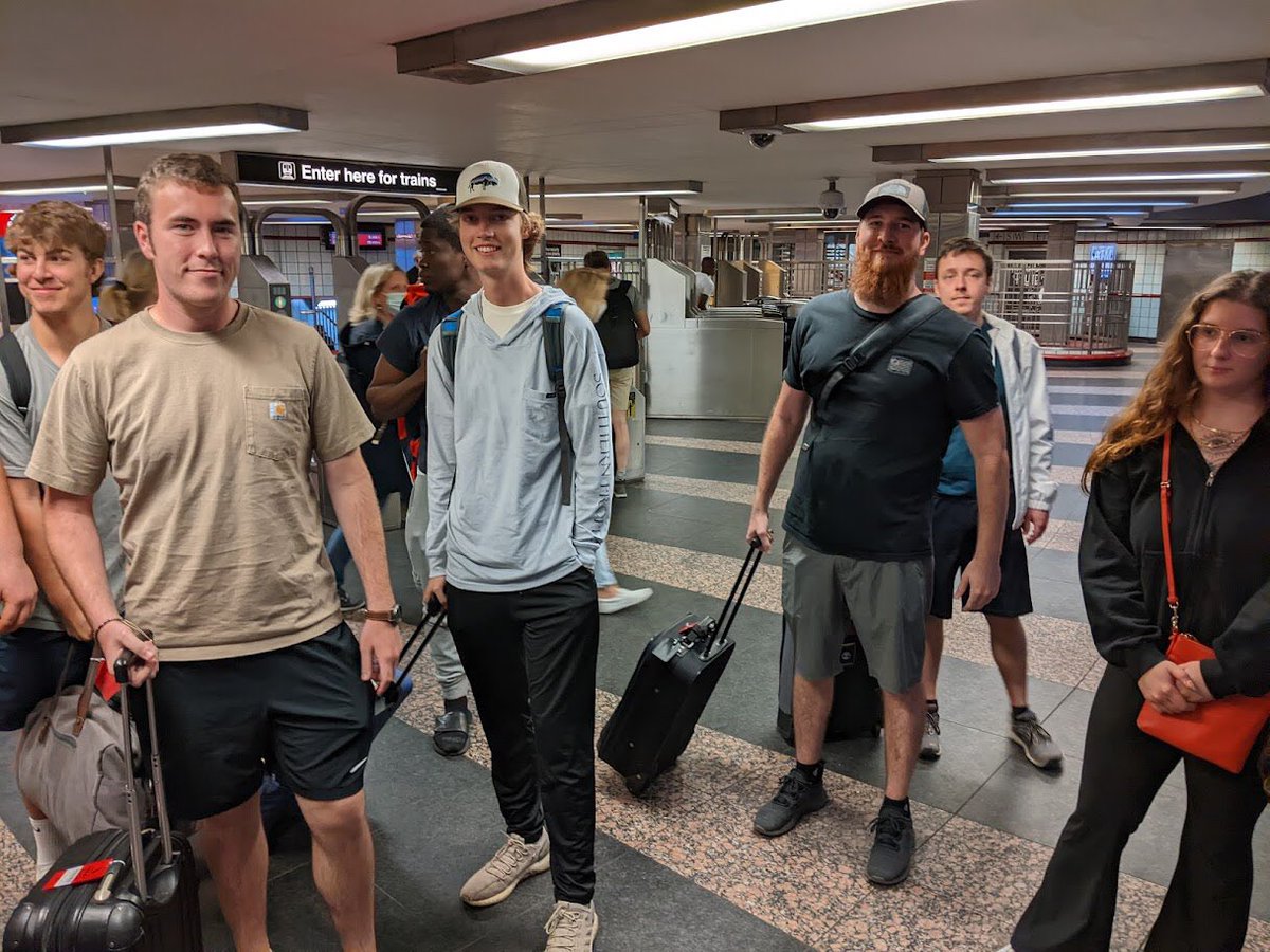 una_geo's tweet photo. #una_geo has returned from Chicago! Thirteen students participated and learned about urban geography. Here we visit the Art Institute of Chicago, walk through the downtown "Loop," and take an architectural tour on the Chicago River. Stay tuned for more photos! (Part 1). 1 https://t.co/LrfUMMGgsR