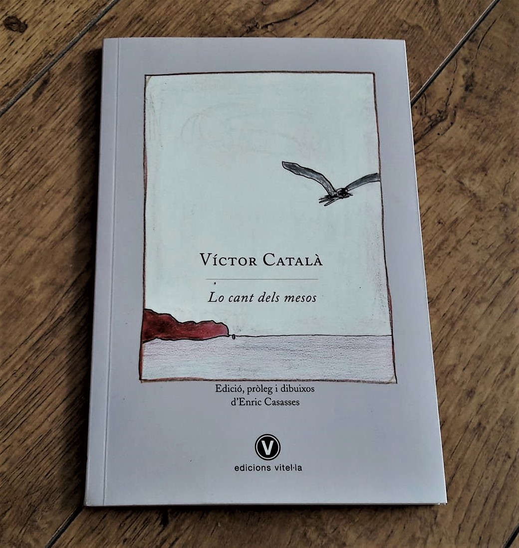 llibreriavitela's tweet photo. "Pel juny la santa Vida
entrada ja en son ple,
triomfanta i enardida,
volen esser fruïda
de tots a la mercè."
"Cant de juny" dins "Lo cant dels mesos", de #VictorCatala; edició, pròleg i dibuixos d'@e_casasses #edicionsvitella #1Juny 📚🌊 https://t.co/6VJNwjC0l8