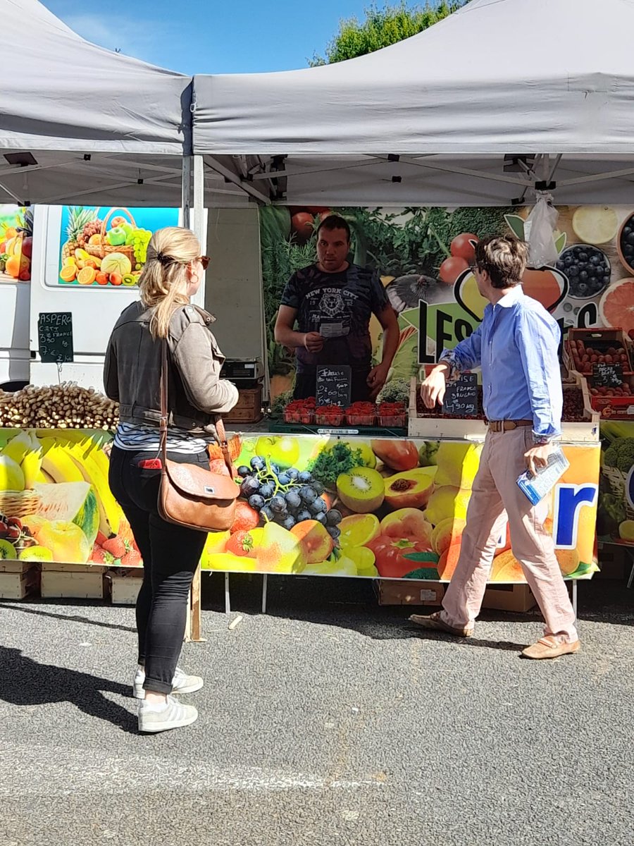Ce matin, belles rencontres sur le marché de Château-Renard! #legislatives2022 @LiensZemmour
