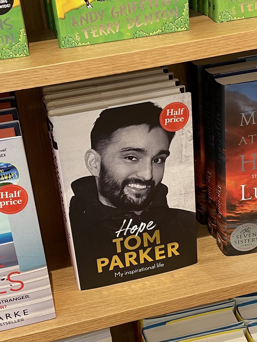 damiensanders's tweet photo. If you haven’t bought your copy of #Hope yet then make sure you do. It was no.1 on Amazon’s chart for a bit in the week but the official book charts are the Sunday Times bestseller list which is revealed on Sunday. Keep pushing 💪🏻 https://t.co/V7HLnPuYDe