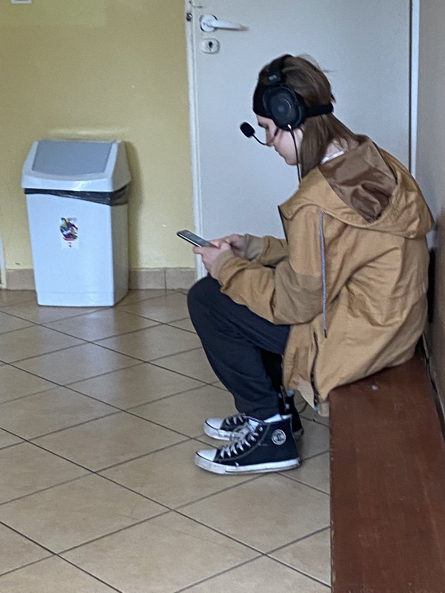 mechufn's tweet photo. jakiś ziomek przyniósł gaming headset i gra w clash royale XD https://t.co/ZPGFN9agOW