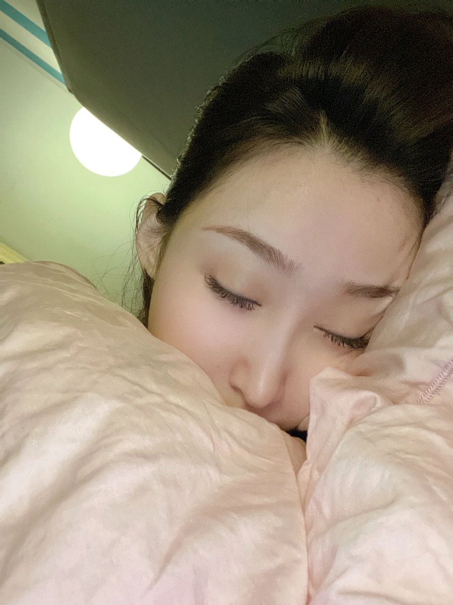 Ada0718a's tweet photo. 孤独，其实也是一种修行
生病时，人都会比平时 脆弱���多。
感冒发烧🤧流鼻涕
鼻塞头��嗓子痛
胃痛呕吐咳嗽
一个人静静的在家，发烧烧到39度，找骑手买了药
烧好热水
把烧水壶放在床头柜上，泡上花茶 多喝热水排毒
吃了退烧药 感冒药 蜷缩到被子里，希望睡一觉就会好一些 https://t.co/14JPZQYLjX