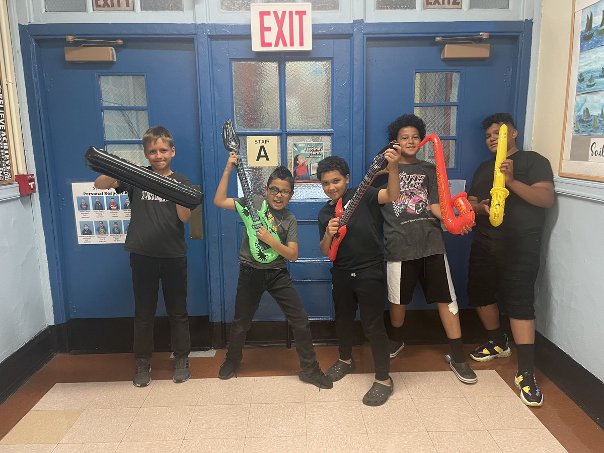 5th66's tweet photo. Class 502 @PS66JKO says โSeniors Rockโ! #seniorweek2022 #schoolspirit https://t.co/3QkCHvEGzM