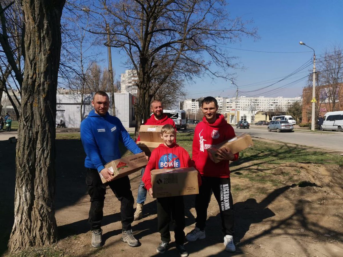 HellenRusova's tweet photo. Выжившие мариупольские дети. Вот таким живым щитом прикрывались «защитники» Азовстали. Защищать имущество Ахметова ценой жизни мирных жителей это по-украински «геройство». https://t.co/w2CYpFhBuS