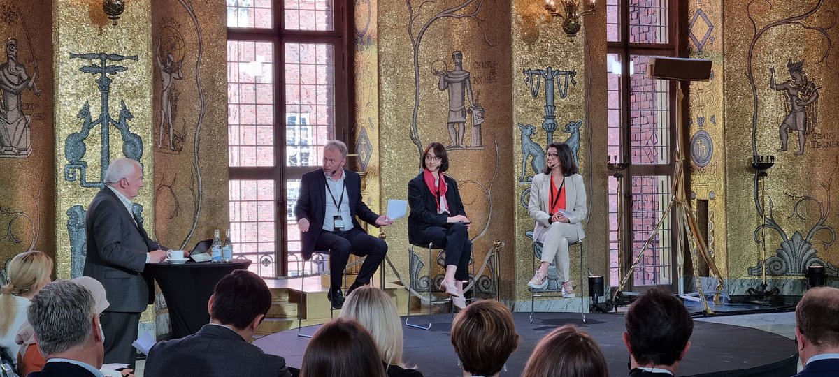 He highlights how #Oslo has actively created a makret for electric construction equipment, helping to #decarbonise. In 2016 there were 2 electric diggers, now there are 100+.

By introducing #CleanConstruction policies &amp; regulation they are changing both markets &amp; mindsets.