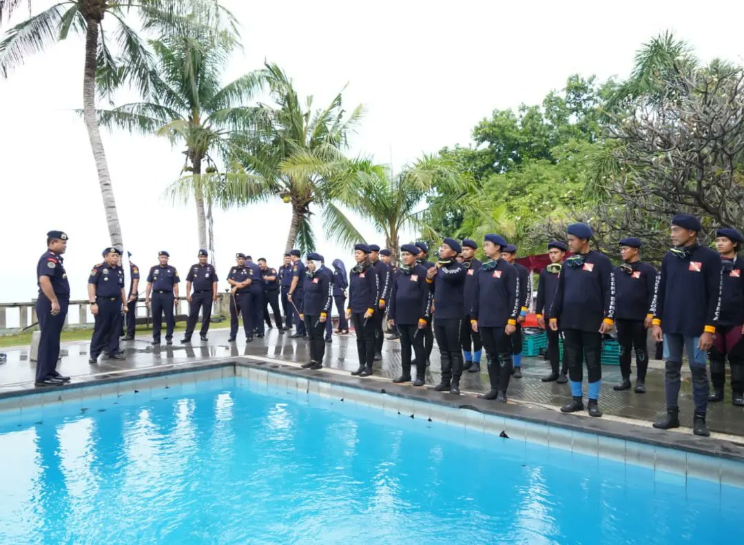 adin_psdkp's tweet photo. Di samping peningkatan kapasitas para personil, dilakukan juga upacara pengibaran bendera di sekitar lokasi USS Liberty Shipwreck. https://t.co/RxR4depcHY