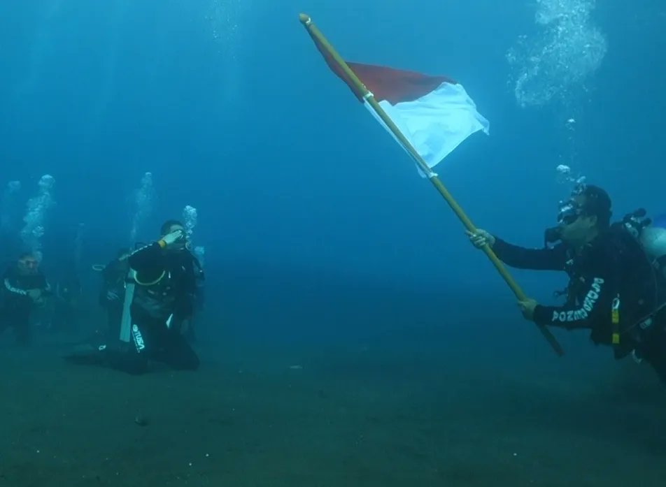 adin_psdkp's tweet photo. Di samping peningkatan kapasitas para personil, dilakukan juga upacara pengibaran bendera di sekitar lokasi USS Liberty Shipwreck. https://t.co/RxR4depcHY