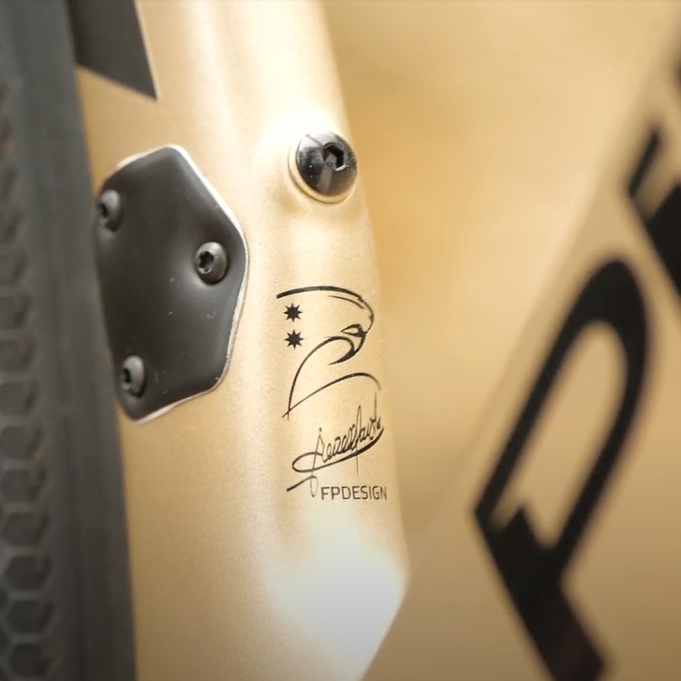 gcnespanol's tweet photo. Queremos conocer todos los detalles de la Pinarello GREVIL F.
Una bici 100% competición, vayas donde vayas
Como dicen sus creadores: ¡full gas everywhere!
Mira el último vídeo de GCN en español
https://t.co/Qfcbx9J4WO
#pinarello #grevil #gravel #ciclismo #fullgas https://t.co/IhgY9Y0ZGl