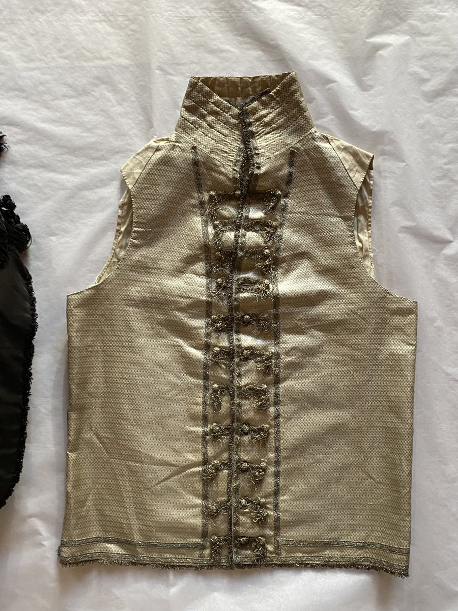 mountstuart's tweet photo. How dazzling is this silver-embroidered waistcoat belonging to John, Lord Mountstuart? This patterned silk waistcoat is a small yet impressionable feature in Thomas Lawrence’s portrait of Lord Mountstuart. @femmesoffashion 🧵👇#DressHistory https://t.co/X7BcgImqPM