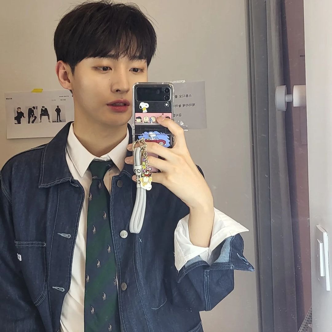 jisung_note's tweet photo. * 220601 윤지성 떡밥 정리

⑴ 룽스타그램 사진 3
⑵ 룽스타스토리 사진 1
⑶ 모비딕 유튜브 <팔아야 산다> ep.4
 - https://t.co/JSyep3N0uO
⑷ 멤버십 [밥알 only] 6월 밥알 생일 축하 사진 1 https://t.co/yJcTZnzbQb