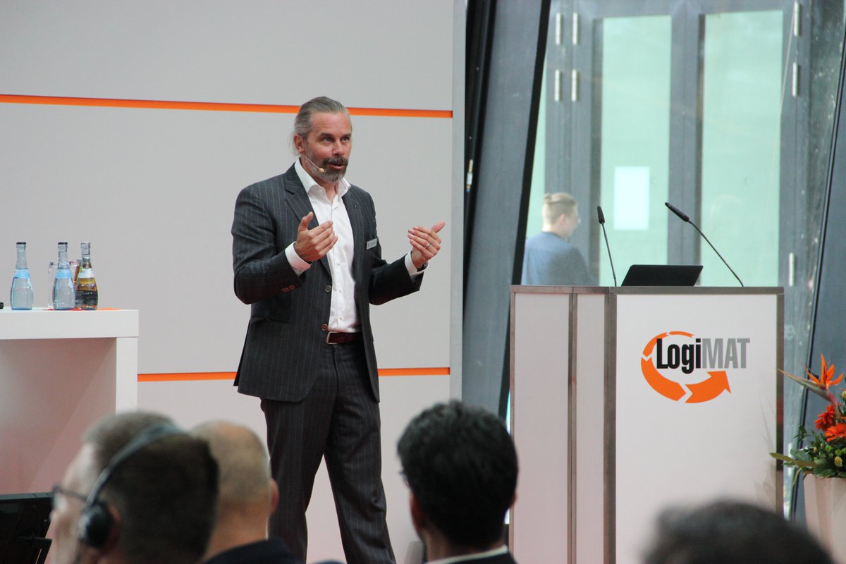 tup_com's tweet image. Tag 2 @LogiMAT_Messe 2022 - 
Unser GF Mathias Thomas sprach über eines seiner Herzensthemen: @RULSystem 
- die Nutzung von intralogistischer Materialflusstechnologie als Basis zukünftiger Versorgungskonzepte. 🍃

#logimat #Logimat2022 #Citylogistik #smartcity 🏙️ @LogiMATDaily