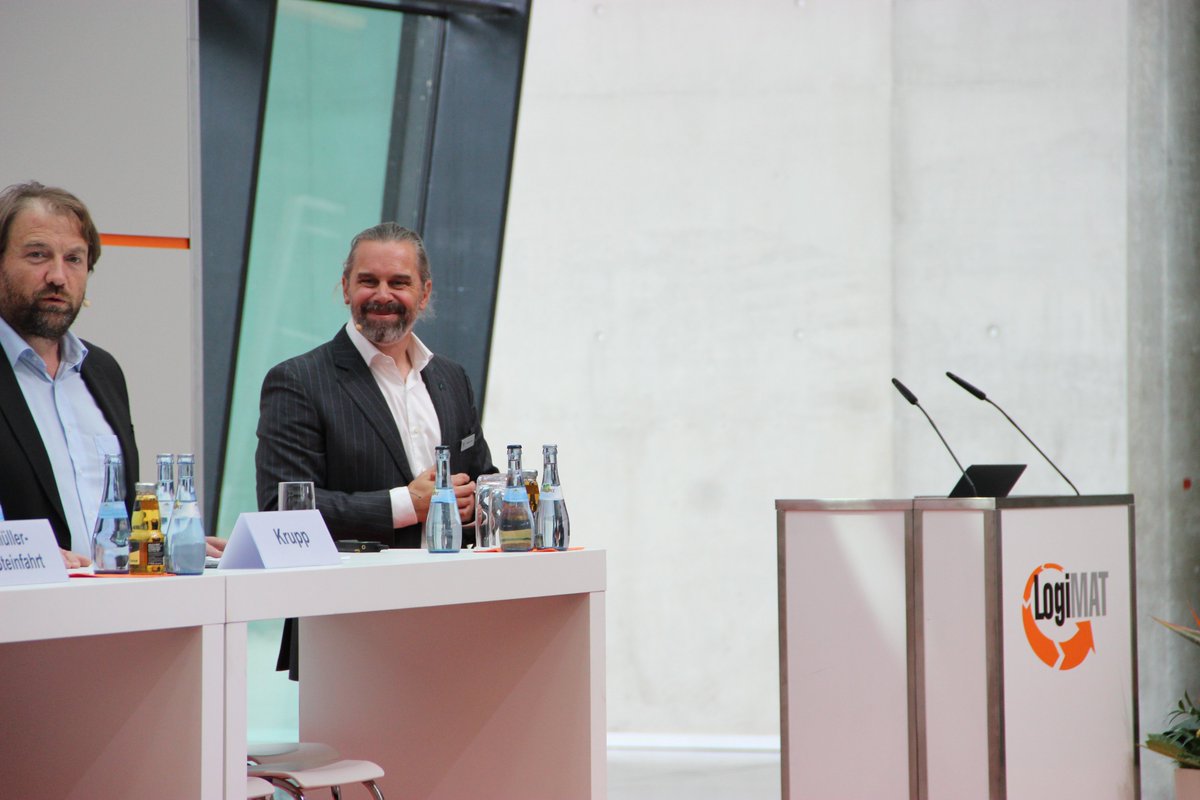 tup_com's tweet image. Tag 2 @LogiMAT_Messe 2022 - 
Unser GF Mathias Thomas sprach über eines seiner Herzensthemen: @RULSystem 
- die Nutzung von intralogistischer Materialflusstechnologie als Basis zukünftiger Versorgungskonzepte. 🍃

#logimat #Logimat2022 #Citylogistik #smartcity 🏙️ @LogiMATDaily