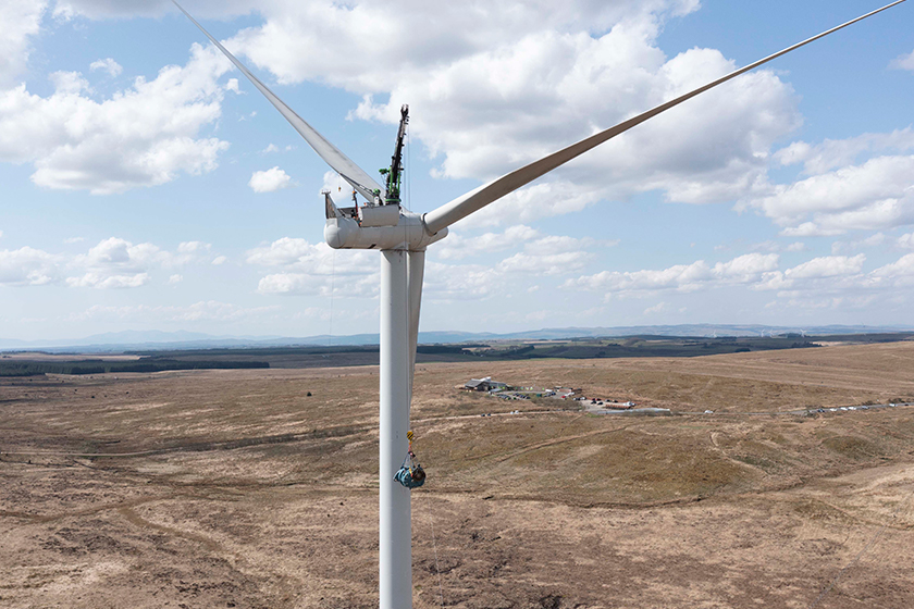 iberdrola's tweet photo. ยกA 3m sobre el cielo y mรกs! Asรญ se trabaja con una revolucionaria tecnologรญa de grรบas en el parque eรณlico terrestre mรกs grande del Reino Unido: #Whitelee, de @ScottishPower. Los primeros de Europa en utilizar este sistema con beneficios en seguridad, ambientales y operativos. https://t.co/9W3ACXAGev