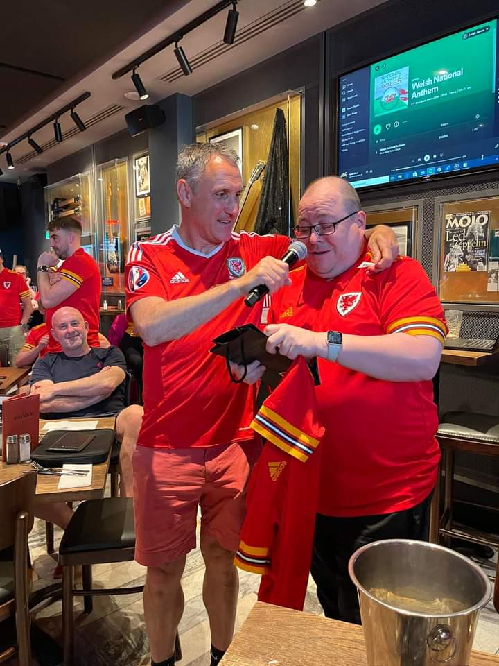 GolCymru's tweet photo. Thanks to all who came to The Hard Rock Cafe and supported the raffle for Gôl Cymru! And 👏 to @LeighWales  for organising. More than £1000 raised! ❤️
Diolch i bawb ddaeth i’r Hard Rock Cafe a chefnogi’n raffl. Codon ni fwy na £1000❤️
🏴󠁧󠁢󠁷󠁬󠁳󠁿⚽️🏴󠁧󠁢󠁷󠁬󠁳󠁿⚽️🏴󠁧󠁢󠁷󠁬󠁳󠁿⚽️ https://t.co/5SXjH13eBz