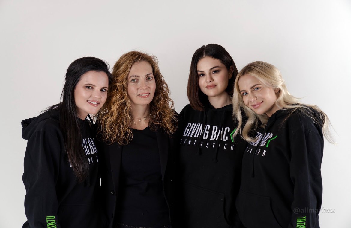 AnamikaSingh305's tweet photo. Selena with Ashley Cook and Raquelle Stevens for the second season of "Giving Back Generation"
@selenagomez
#SelenaGomez #Selenator #weareproudofyouselena #weloveyouselena #selenagomez_fanpage #givingbackgeneration https://t.co/hjAdI5wzxT