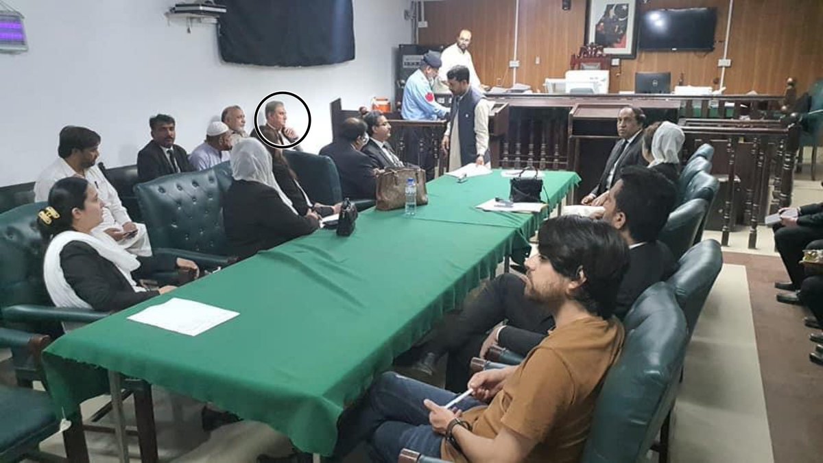 zeb_baig's tweet photo. لیں جی حقیقی آزادی لینے نکلے تھے مگر قانون کی خلاف ورزی مہنگی پڑ گئی ۔۔ سابق وزیر خارجہ مخدوم شاہ محمود قریشی، حقیقی آزادی مارچ کے دوران اپنے خلاف درج کیے گئے مقدمات میں عبوری ضمانت کیلئے ڈسٹرکٹ اینڈ سیشن جج اسلام آباد کی عدالت میں پیش۔ https://t.co/qYzvstSxqJ