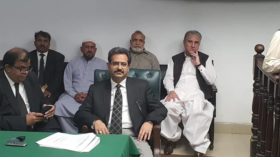 zeb_baig's tweet photo. لیں جی حقیقی آزادی لینے نکلے تھے مگر قانون کی خلاف ورزی مہنگی پڑ گئی ۔۔ سابق وزیر خارجہ مخدوم شاہ محمود قریشی، حقیقی آزادی مارچ کے دوران اپنے خلاف درج کیے گئے مقدمات میں عبوری ضمانت کیلئے ڈسٹرکٹ اینڈ سیشن جج اسلام آباد کی عدالت میں پیش۔ https://t.co/qYzvstSxqJ