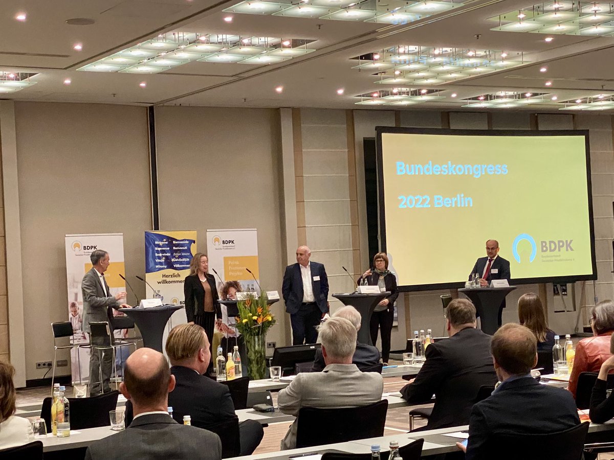 Passt die von den Patient:innen selbst ausgesuchte #Rehaklinik fachlich nicht, werden zukünftig 4 Kliniken vorgeschlagen - so Brigitte Gross der <a href="/DRV_Bund_Reha/">Reha – Ihre Chance</a>. #PublicReporting wird an Bedeutung gewinnen und das Wunsch- und Wahlrecht stärken. #BDPKBuKo2022