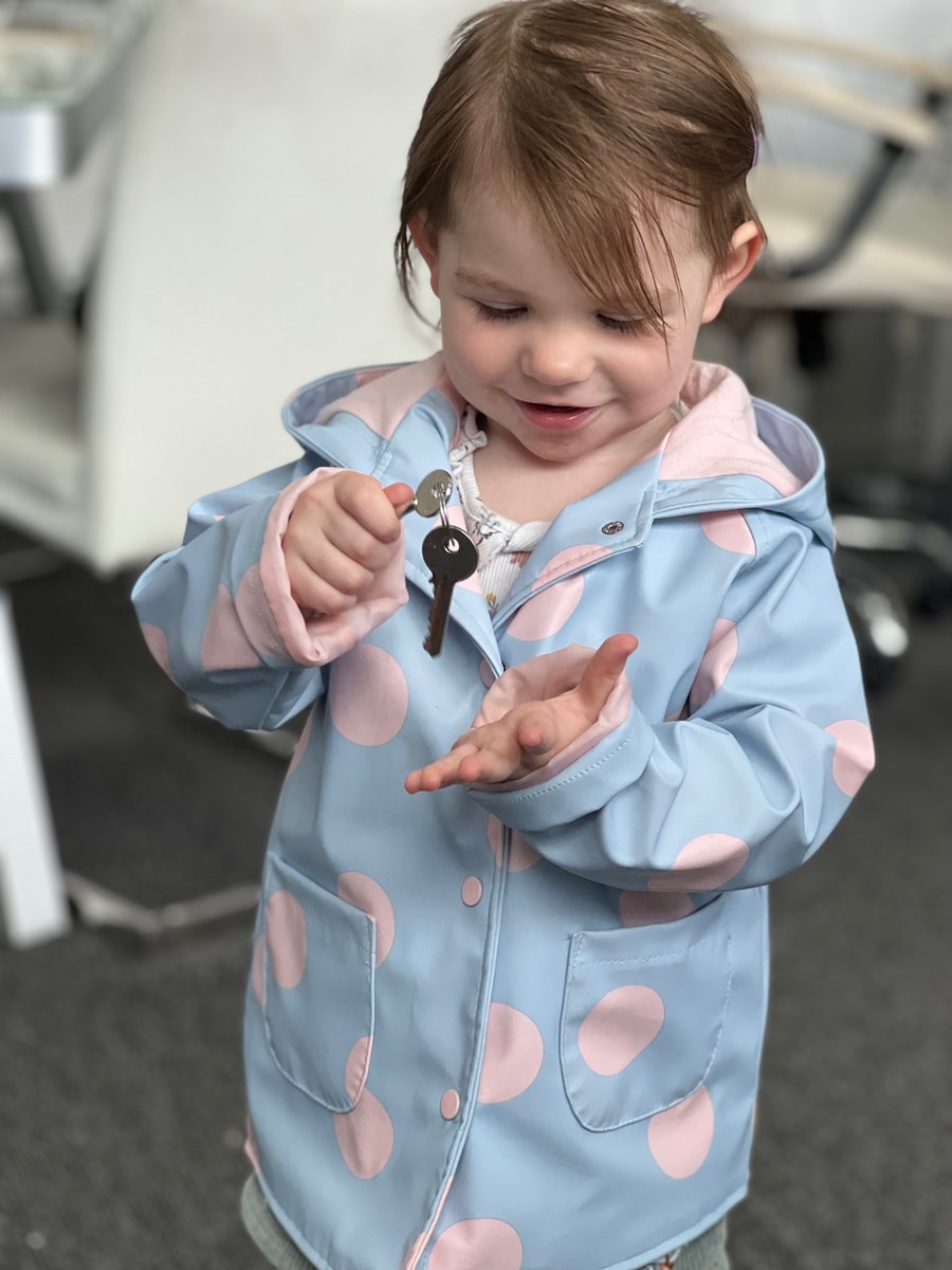 CarouselEstate's tweet photo. MOVE IN DAY 🥰
Happiest little girl ever receiving her keys for her new house! 🏠
#newhome #movinghouse #gateshead #awardwinning #britishpropertyawards https://t.co/pZB7GD2Wio