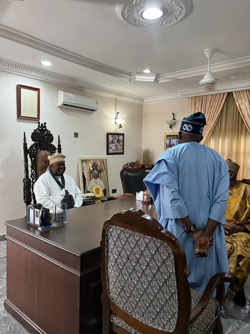 Tinubufrontier's tweet photo. The real party man and the frontline #APC presidential aspirant, Asiwaju Bola Ahmed #Tinubu meets with the Obong of Calabar, HRH Edidem Ekpo Okon Abasi Otu V while on a consultation visit with party delegates in the state. #Tinubu2023 @officialABAT @BabajideFadoju @CalabarBlog https://t.co/et7itTiISU