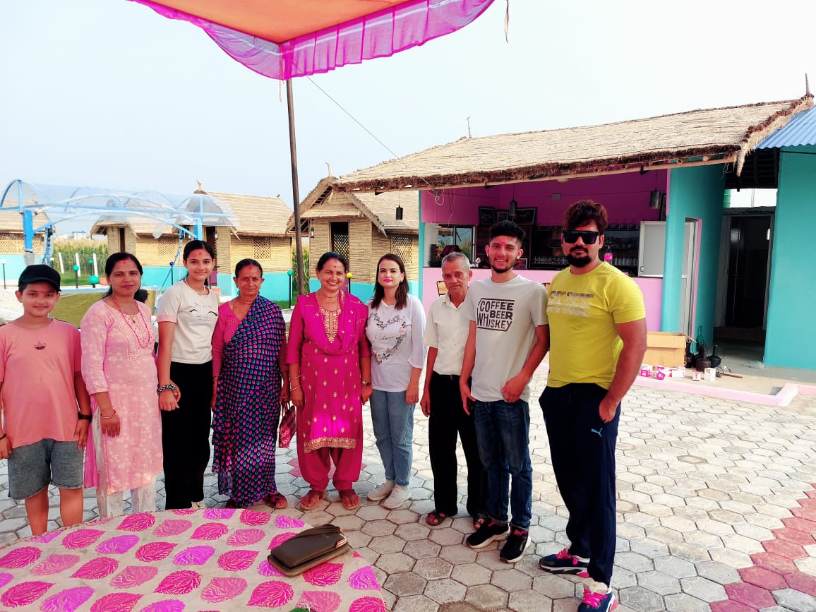 SujanBagale8's tweet photo. आमाको हातबाट उद्घाटन गरियो, सबैजनालाइ स्वागत छ स्वादघर कट्टेजमा🙏🙏🙏🌹🌹🌹 https://t.co/RMmLD0NulX