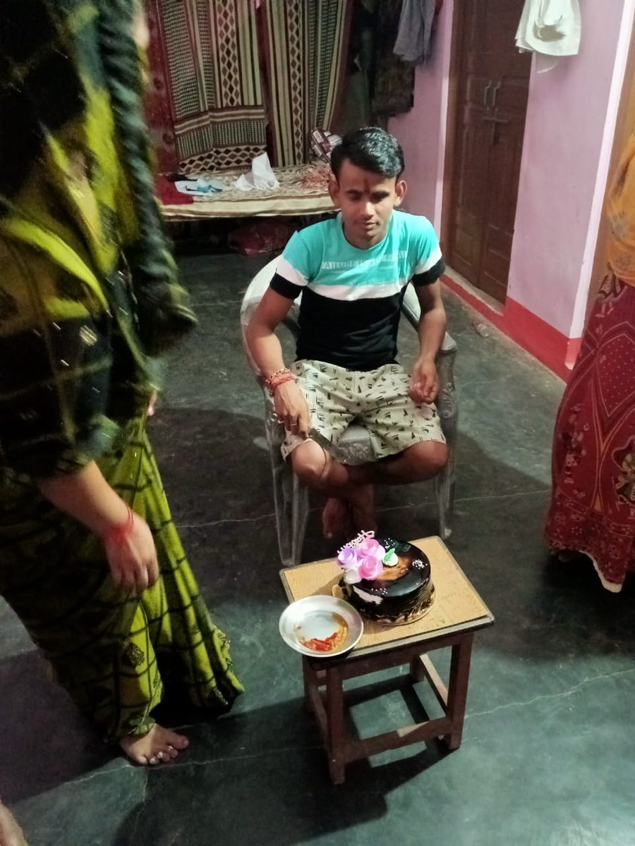 DeeppuSharms's tweet photo. आज फिर तीसरी बार बिना मां के जन्मदिन मनाना पड़ा हमें जन्म देने वाली मां को प्रणाम करता कमाकर नहीं दे सका उतने पैसे जितने मेरी मां ने मेरी नजर उतारने में सिक्के उछाल दिए
Miss you all time maa https://t.co/irKwezvVhz