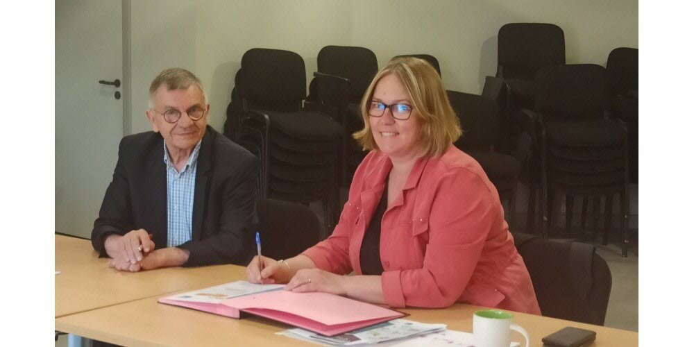 ars_grand_est's tweet photo. 1ère collectivité meusienne à rejoindre la #charte des villes actives du #PNNS dans une démarche d’#alimentation ➕ vertueuse 👏 la Codecom Damvillers-Spincourt 🟰 8ème du #GrandEst #nutrition
🖊️ Signature C. Prins DT #ARS55 @ars_grand_est et J-M. Missler Prés. de la Codecom 👇 https://t.co/zRS7MjRSOe