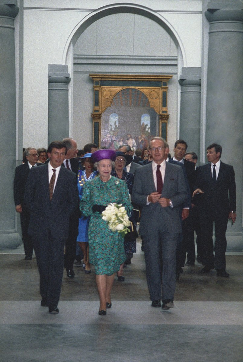We’re joining our friends <a href="/UkNatArchives/">The National Archives</a> with our #TheQueenVisited moment 📷

This photo was taken in September 1991 when HM Queen Elizabeth opened our new Sainsbury Wing. She's seen here with our former Director Neil MacGregor. #PlatinumJubilee