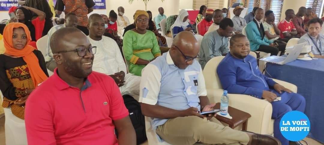 MaliProjes's tweet photo. Cohésion sociale|Des prix pour les lauréats du projet #DjanwKaoural avec l'appui du #PROJES
Après la formation de 155 jeunes des localités du centre en blogging,@Doniblogmali a procédé, ce mardi 31 mai,à la remise de prix aux 7 meilleurs blogueurs.
@UEauMali
#AfricaTrustFund #GIZ https://t.co/nC3t22KsG6