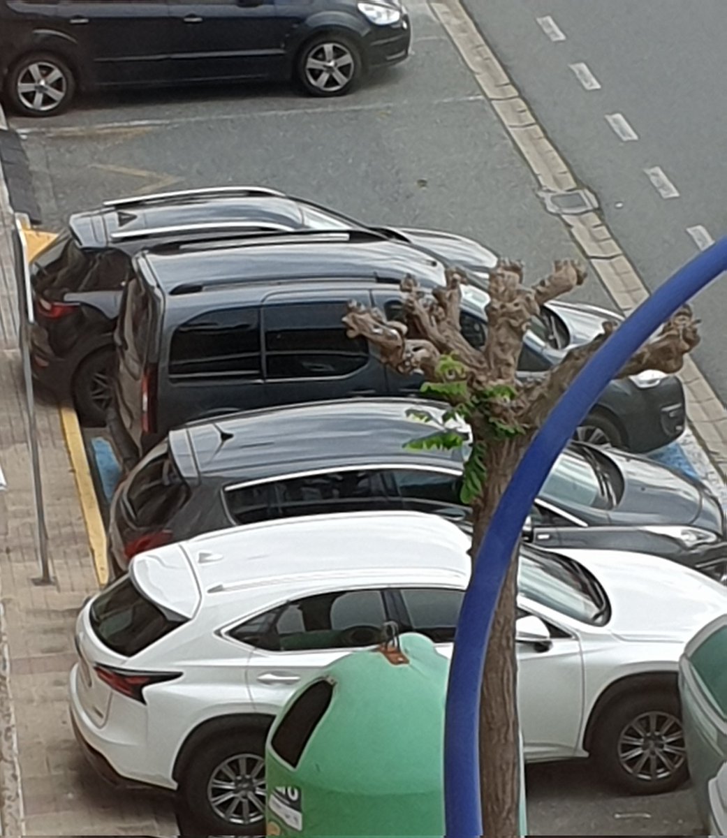 aparcandomal's tweet photo. Ya estamos como todos los dias con los padres maleducados que en lugar de buscar sitio dejan el coche tirado en la zona de transferencia de la PMR, si alguien necesita abrir la puerta tiene que esperar por los comodos https://t.co/zODVs7UdIk