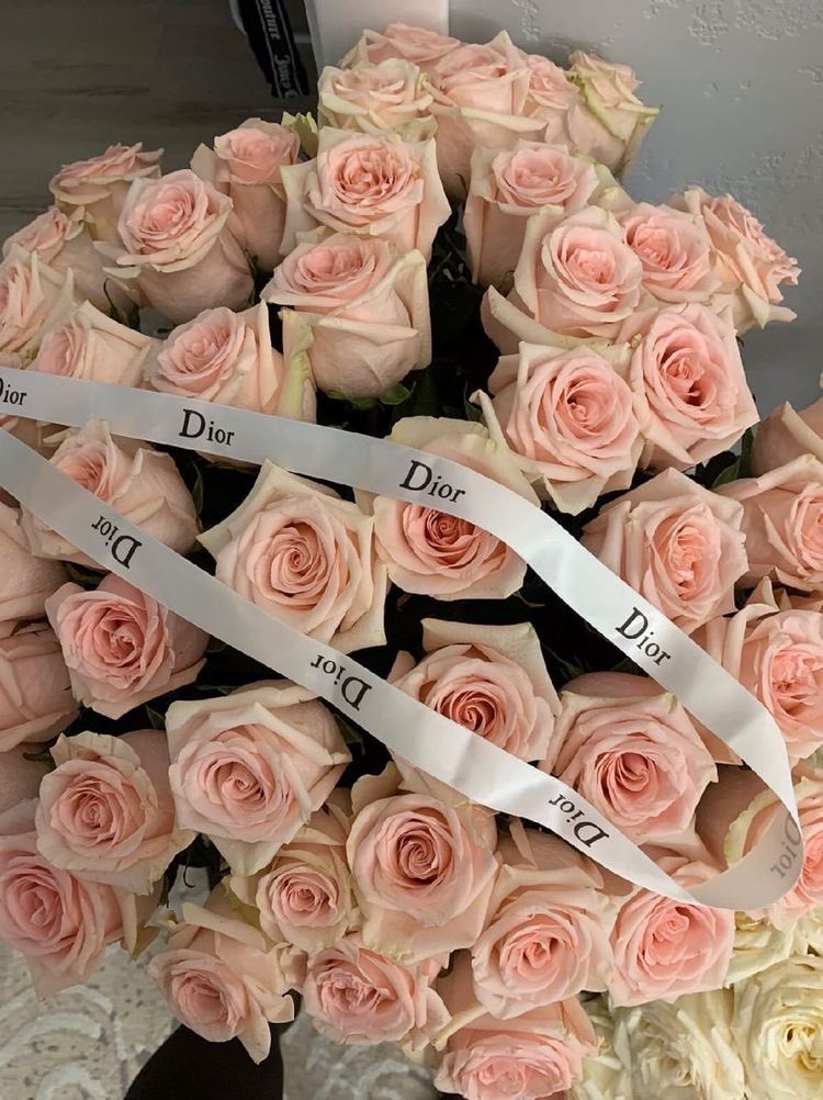 SelectOutfit's tweet photo. roses https://t.co/MgaG4Gl5Pp