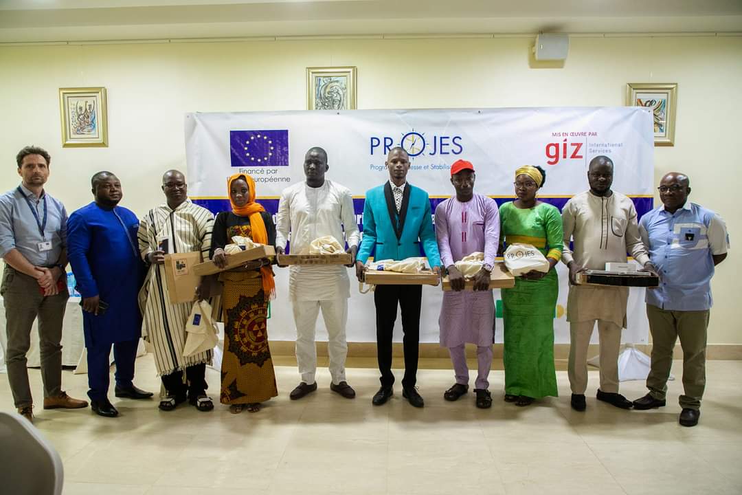 MaliProjes's tweet photo. Cohésion sociale|Des prix pour les lauréats du projet #DjanwKaoural avec l'appui du #PROJES
Après la formation de 155 jeunes des localités du centre en blogging,@Doniblogmali a procédé, ce mardi 31 mai,à la remise de prix aux 7 meilleurs blogueurs.
@UEauMali
#AfricaTrustFund #GIZ https://t.co/nC3t22KsG6