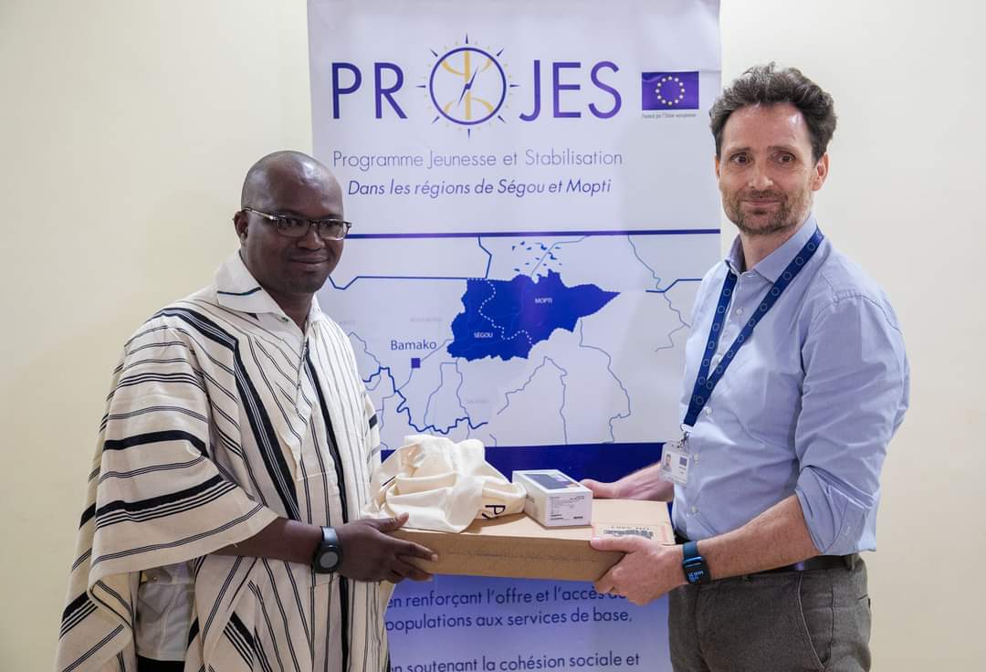 MaliProjes's tweet photo. Cohésion sociale|Des prix pour les lauréats du projet #DjanwKaoural avec l'appui du #PROJES
Après la formation de 155 jeunes des localités du centre en blogging,@Doniblogmali a procédé, ce mardi 31 mai,à la remise de prix aux 7 meilleurs blogueurs.
@UEauMali
#AfricaTrustFund #GIZ https://t.co/nC3t22KsG6