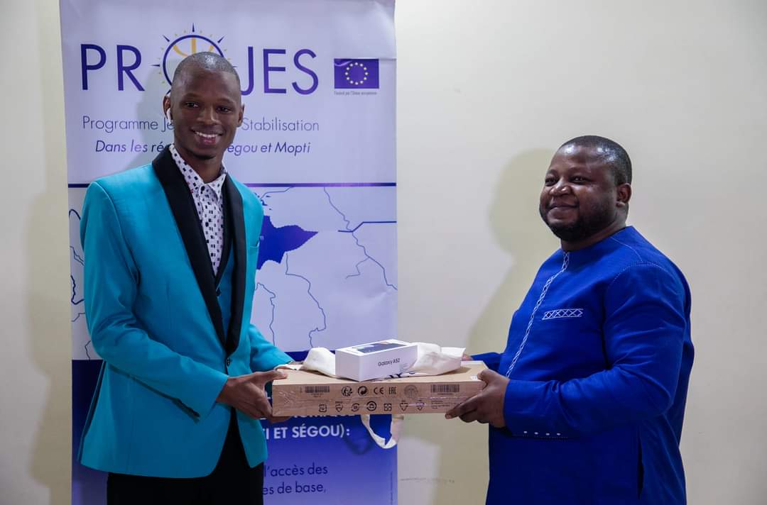MaliProjes's tweet photo. Cohésion sociale|Des prix pour les lauréats du projet #DjanwKaoural avec l'appui du #PROJES
Après la formation de 155 jeunes des localités du centre en blogging,@Doniblogmali a procédé, ce mardi 31 mai,à la remise de prix aux 7 meilleurs blogueurs.
@UEauMali
#AfricaTrustFund #GIZ https://t.co/nC3t22KsG6